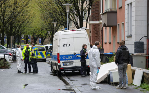Polizeibeamte vor dem Mehrfamilienhaus der Familie in Witten. Mutter und Tochter sind weiterhin im Krankenhaus. - Foto: Christoph Reichwein/dpa