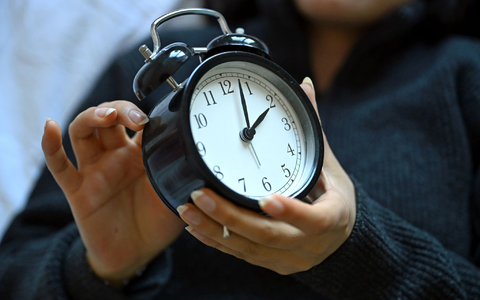 Die Sommerzeit hat in Deutschland begonnen. - Foto: Elisa Schu/dpa