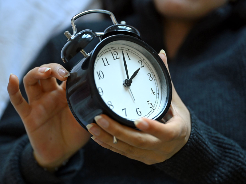 Die Sommerzeit hat in Deutschland begonnen. - Foto: Elisa Schu/dpa
