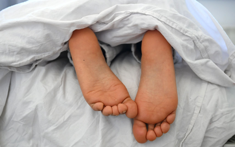 Mit der Umstellung auf Sommerzeit fehlt vielen eine Stunde Schlaf. - Foto: Elisa Schu/dpa