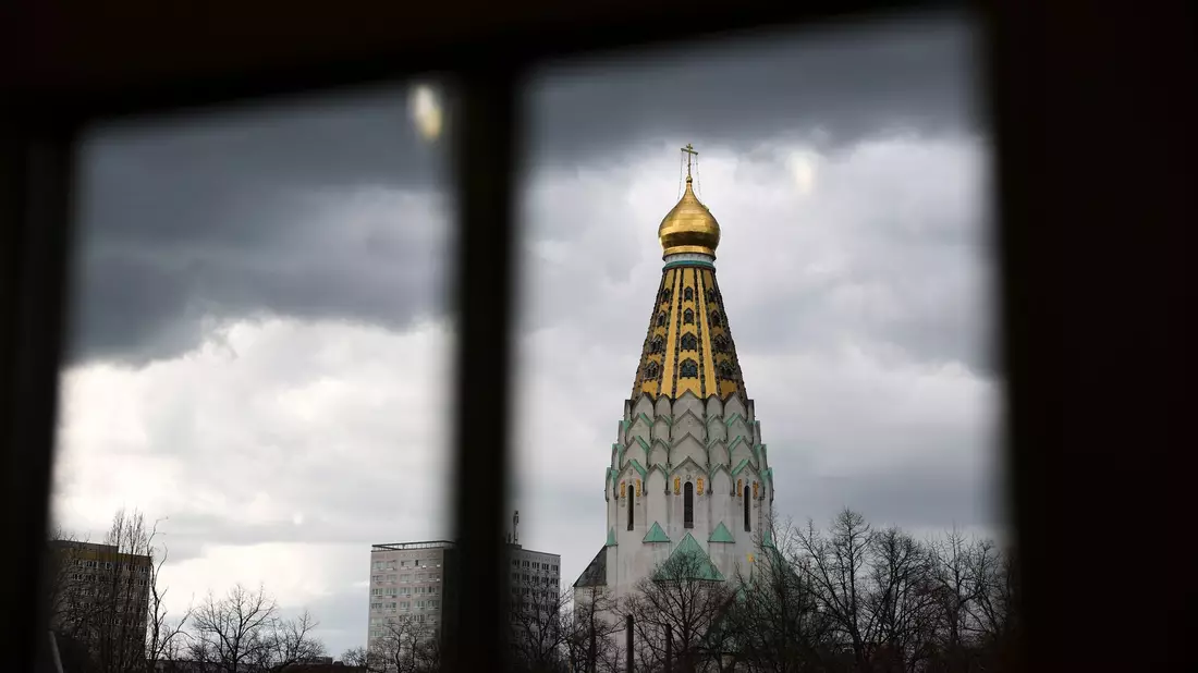 Dunkle Wolken und Schauer bestimmen den Wochenbeginn. (Symbolbild) - Bild: Jan Woitas/dpa