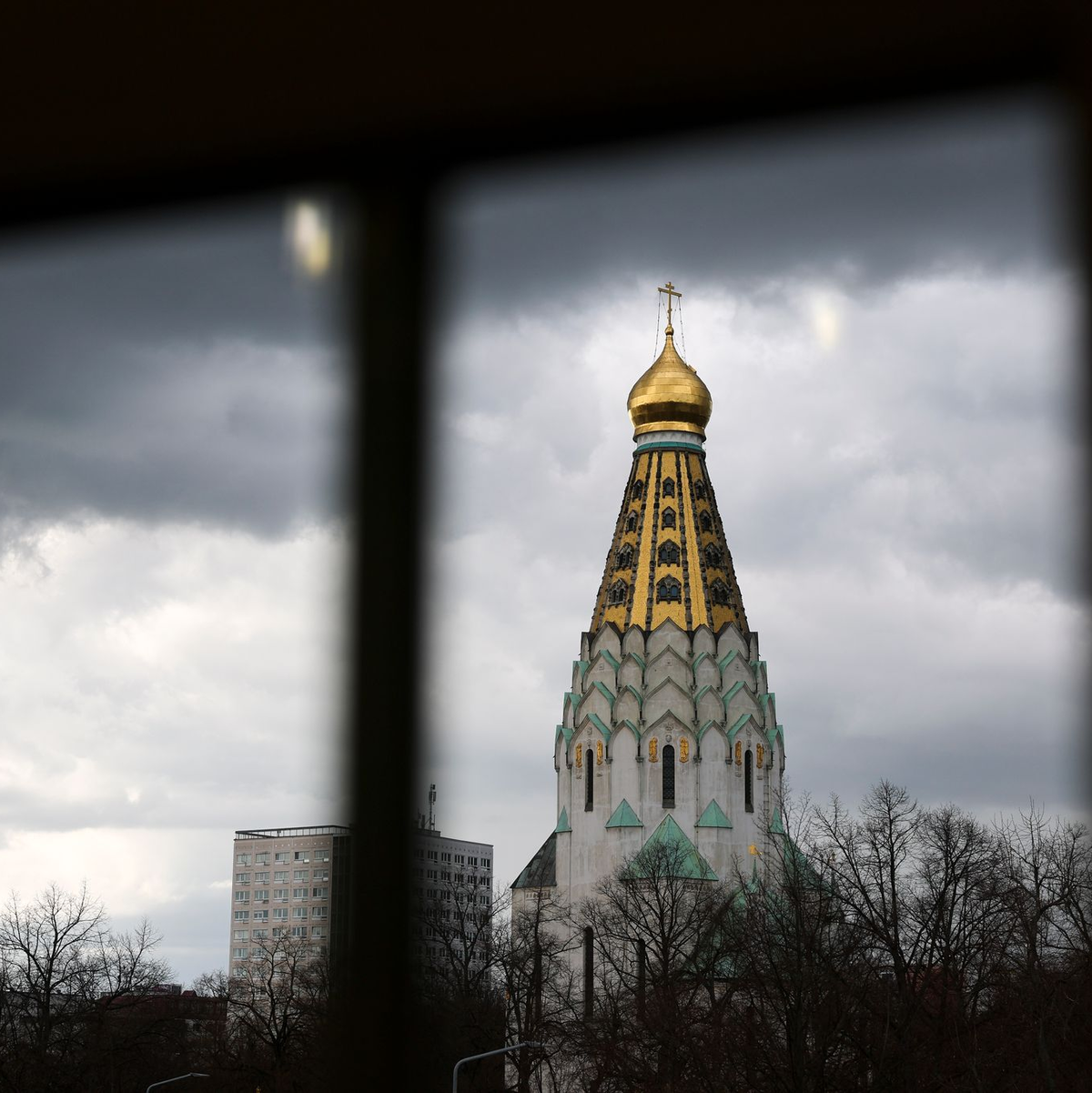 Dunkle Wolken und Schauer bestimmen den Wochenbeginn. (Symbolbild) - Foto: Jan Woitas/dpa