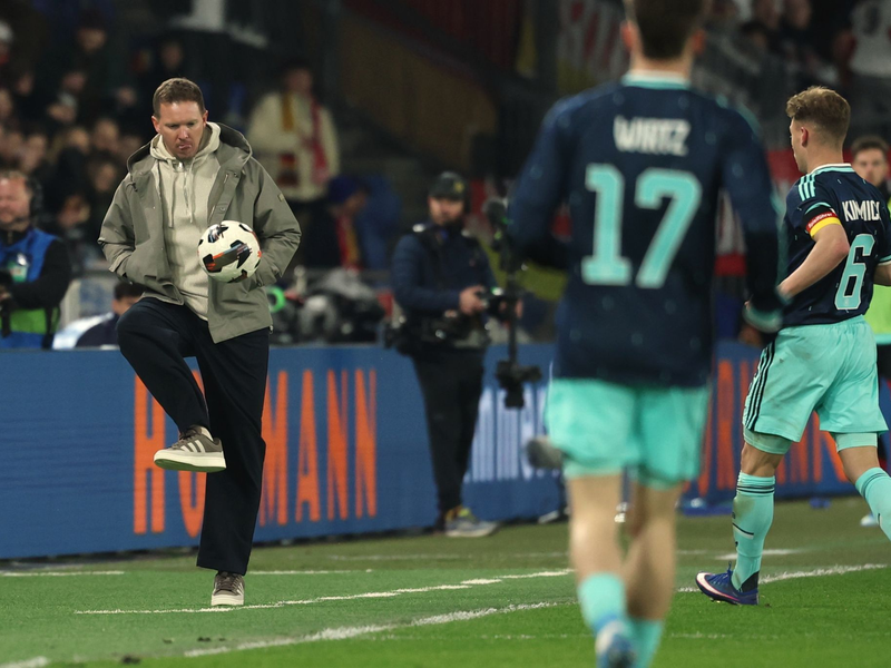 Bundestrainer Nagelsmann schießt einen Ball zurück aufs Spielfeld.  - Foto: Christian Charisius/dpa