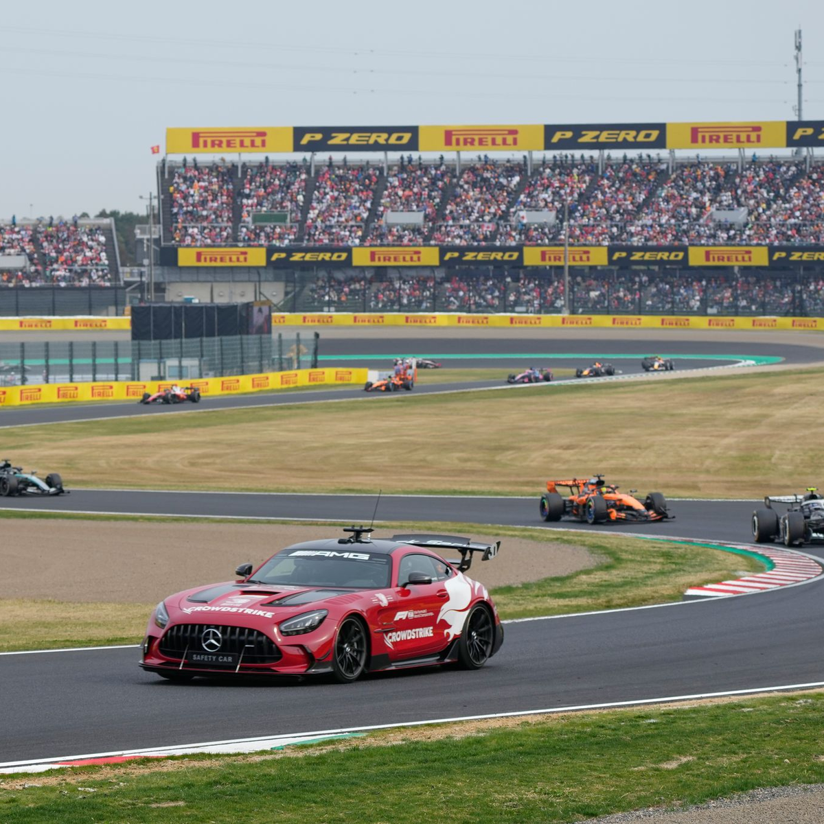 Eine Safety-Car-Phase entschied das Rennen in Suzuka. - Foto: Eugene Hoshiko/AP/dpa