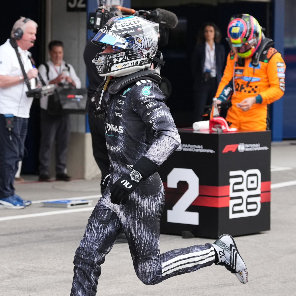 Im Vollsprint in die Jubeltraube: Japan-Sieger Kimi Antonelli. - Foto: Eugene Hoshiko/AP/dpa