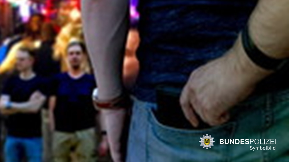 Bundespolizeidirektion München: Diebstahl dank Videoauswertung aufgeklärt / Taschendieb im ICE festgenommen - Foto: presseportal.de