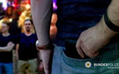 Bundespolizeidirektion München: Diebstahl dank Videoauswertung aufgeklärt / Taschendieb im ICE festgenommen - Foto: presseportal.de