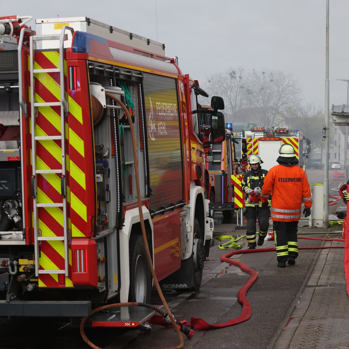 Noch ist völlig unklar, warum das Feuer ausbrechen konnte.  - Foto: Philipp von Ditfurth/dpa