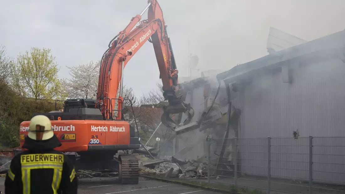 Der Club an der Grenze zu Frankreich ist komplett zerstört. - Bild: Philipp von Ditfurth/dpa