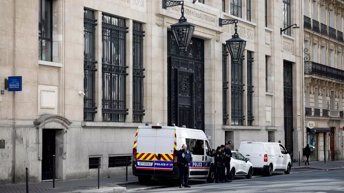 Nach einem Anschlagsversuch auf eine US-Bank in Paris ermittelt die Anti-Terrorstaatsanwaltschaft. - Bild: Sebastien Dupuy/AFP/dpa