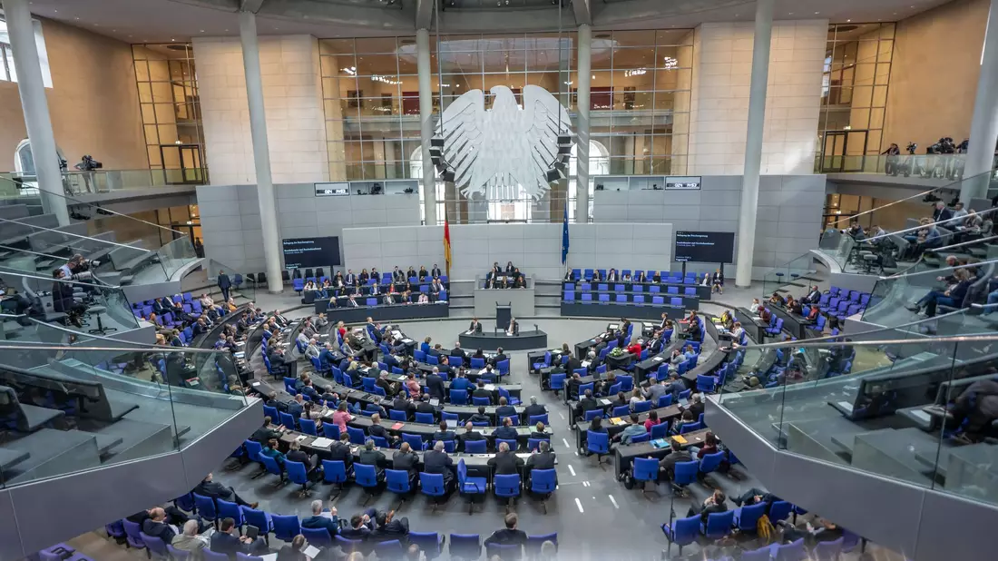 Ist der Angriff der USA und Israels auf die USA völkerrechtswidrig? Für die Wissenschaftlichen Dienste des Bundestags ist die Antwort recht eindeutig. (Symbolbild) - Bild: Michael Kappeler/dpa