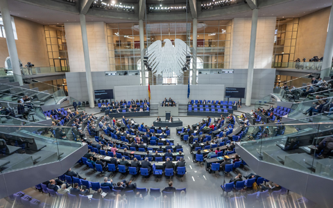 Ist der Angriff der USA und Israels auf die USA völkerrechtswidrig? Für die Wissenschaftlichen Dienste des Bundestags ist die Antwort recht eindeutig. (Symbolbild) - Foto: Michael Kappeler/dpa