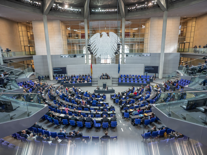 Ist der Angriff der USA und Israels auf die USA völkerrechtswidrig? Für die Wissenschaftlichen Dienste des Bundestags ist die Antwort recht eindeutig. (Symbolbild) - Foto: Michael Kappeler/dpa