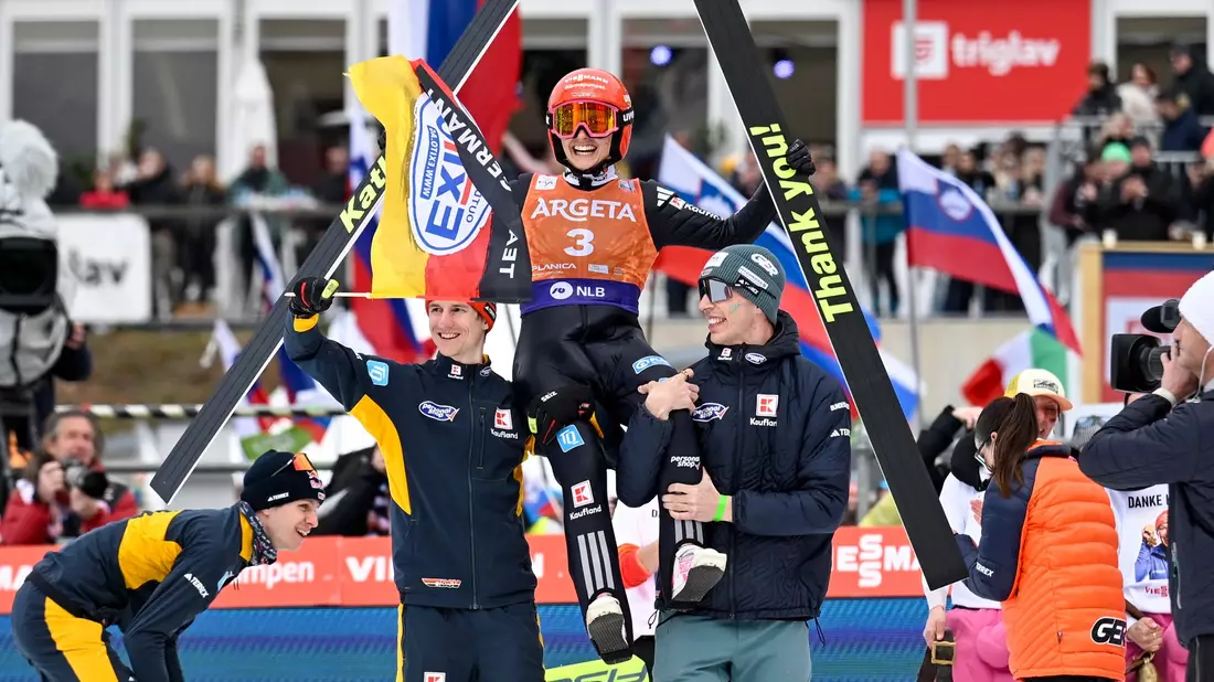 Katharina Schmid ließ sich nach dem letzten Sprung ihrer Karriere feiern. - Bild: Nik Erik Neubauer/ZUMA Press Wire/dpa