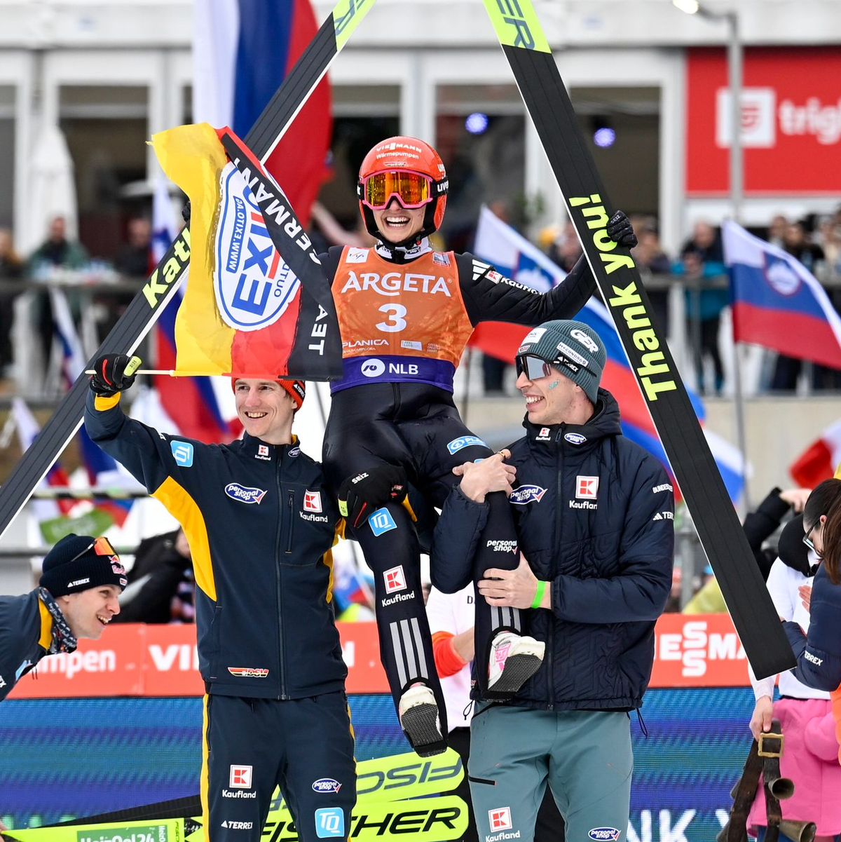 Katharina Schmid ließ sich nach dem letzten Sprung ihrer Karriere feiern. - Foto: Nik Erik Neubauer/ZUMA Press Wire/dpa