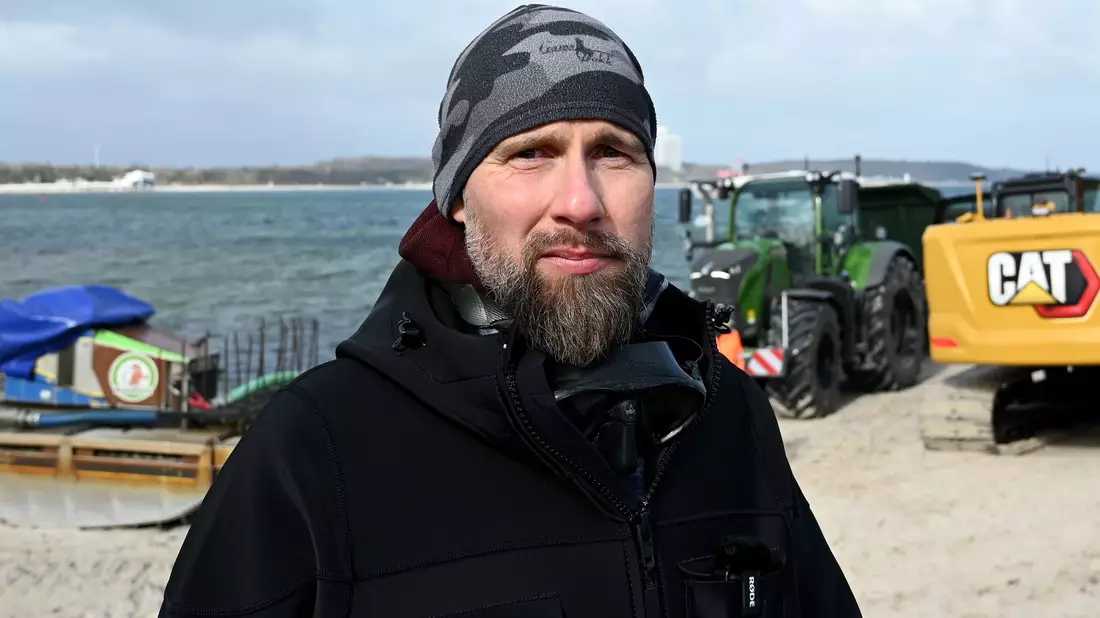 Der Biologe Robert Marc Lehmann wirft den Einsatzkräften vor, von ihnen ausgeschlossen worden zu sein. (Archivbild) - Bild: Daniel Bockwoldt/dpa