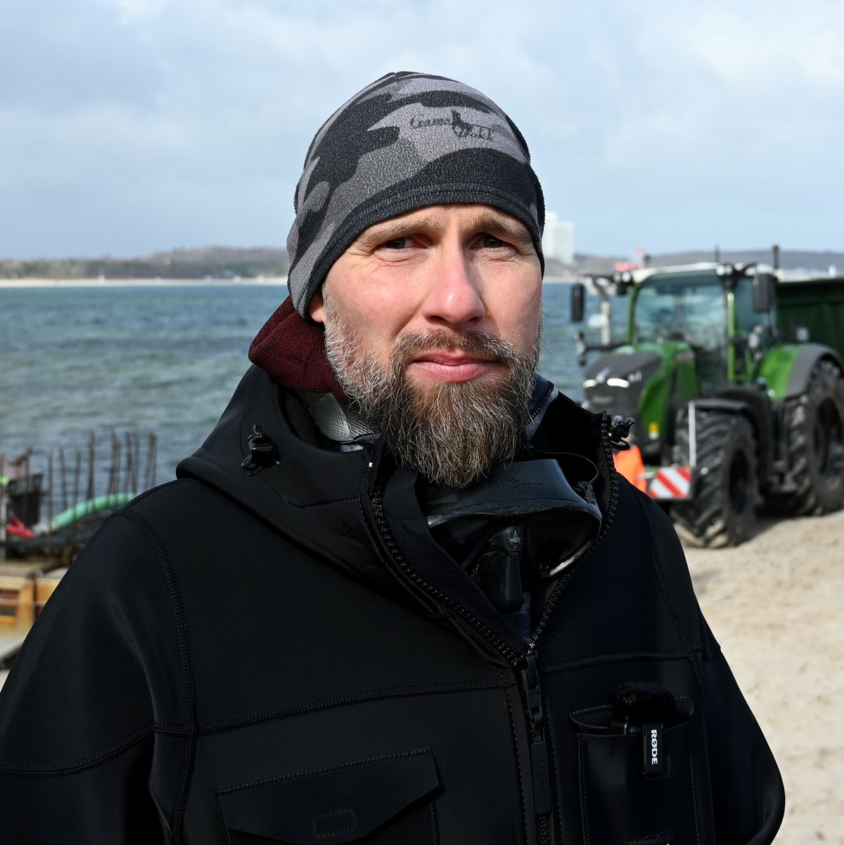 Der Biologe Robert Marc Lehmann wirft den Einsatzkräften vor, von ihnen ausgeschlossen worden zu sein. (Archivbild) - Foto: Daniel Bockwoldt/dpa