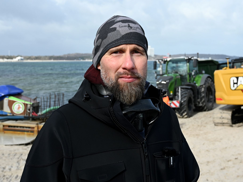 Der Biologe Robert Marc Lehmann wirft den Einsatzkräften vor, von ihnen ausgeschlossen worden zu sein. (Archivbild) - Foto: Daniel Bockwoldt/dpa