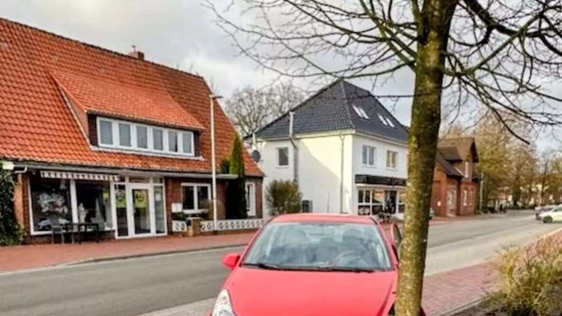 POL-STD: Oldendorf: Seniorin verursacht Unfall - Opel prallt gegen Imbiss und Baum - Bild: presseportal.de