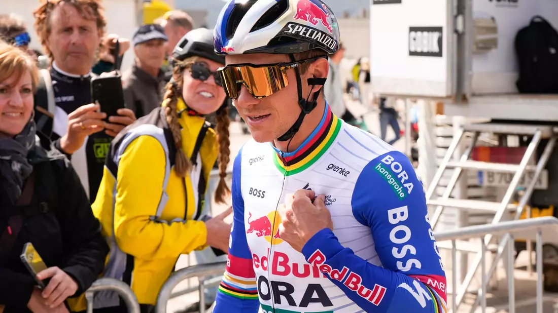 Ein Weltmeister als Helfer? Remco Evenepoel hatte bei der Katalonien-Rundfahrt damit kein Problem. (Archivbild) - Bild: Nicolás Carvalho Ochoa/dpa
