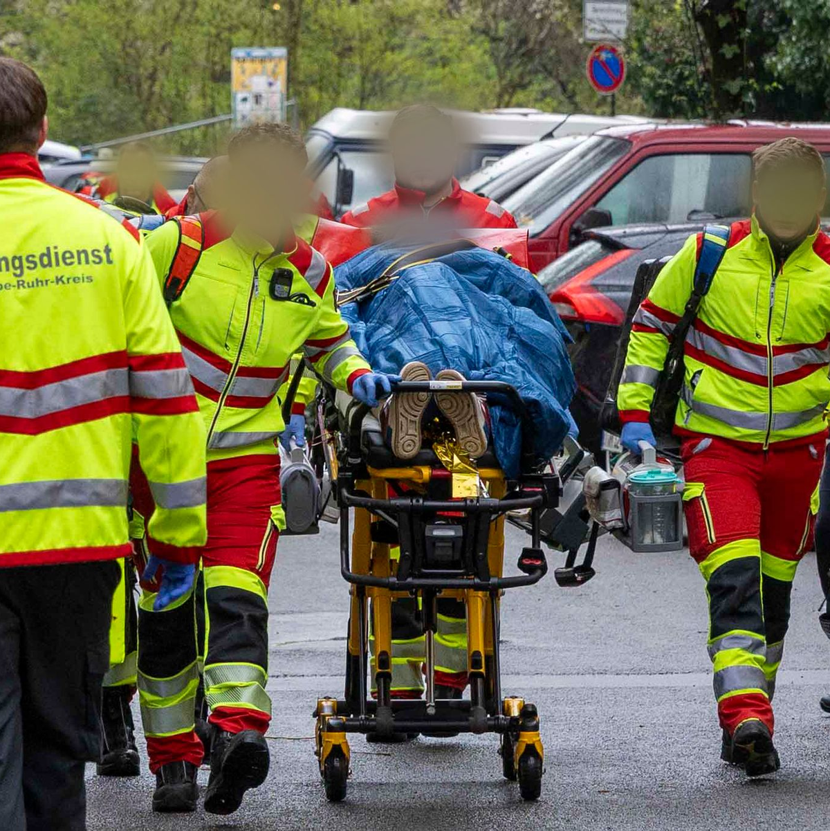 Der Verdächtige hat laut Polizei eine Frau und zwei Kinder verletzt, eines davon ist daraufhin verstorben. - Foto: Justin Brosch/dpa