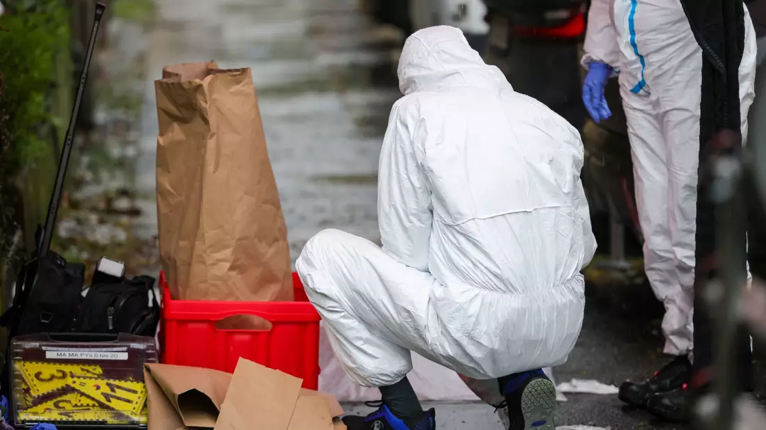 Ermittler sicherten am Samstagnachmittag am Tatort Spuren. - Bild: Christoph Reichwein/dpa
