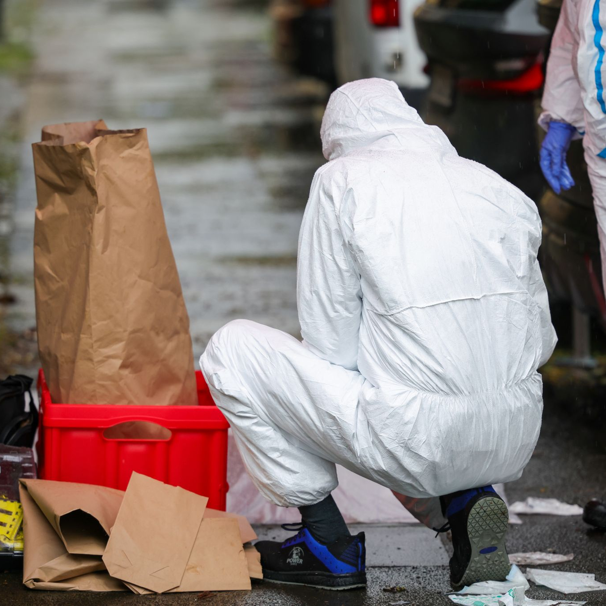 Ermittler sicherten am Samstagnachmittag am Tatort Spuren. - Foto: Christoph Reichwein/dpa