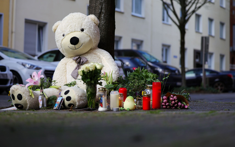Vor dem Wohnhaus der Familie sind inzwischen Kerzen, Blumen und ein großer Teddybär abgelegt worden. - Foto: Christoph Reichwein/dpa