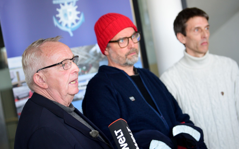 Umweltminister Till Backhaus (SPD, l.) sagte, der Wal brauche jetzt vor allem Ruhe. - Foto: Daniel Bockwoldt/dpa