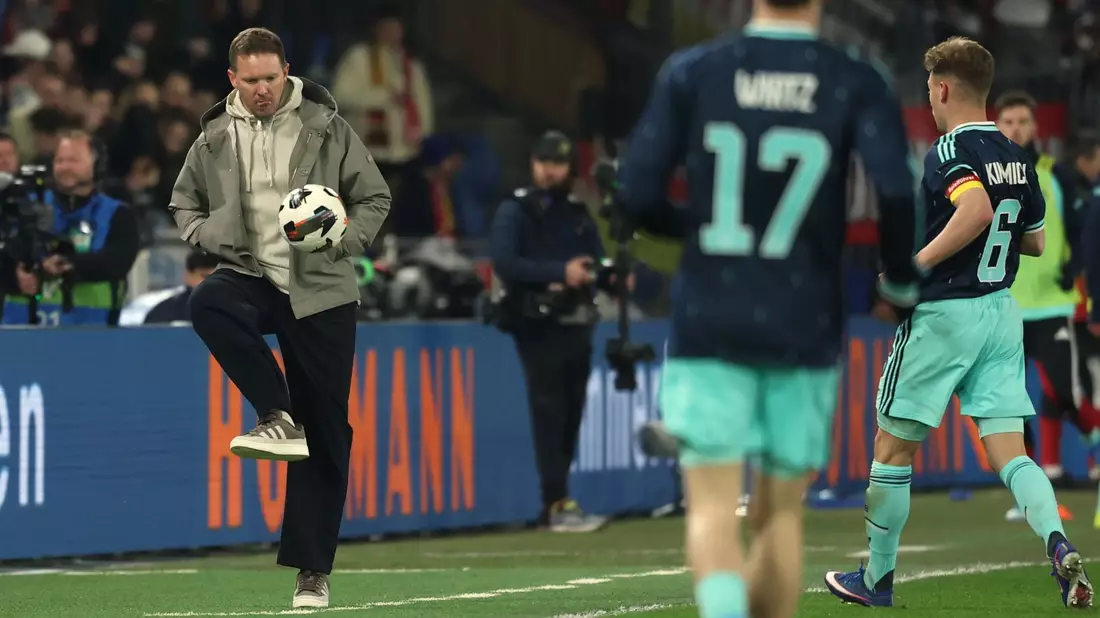Bundestrainer Nagelsmann schießt einen Ball zurück aufs Spielfeld.  - Bild: Christian Charisius/dpa