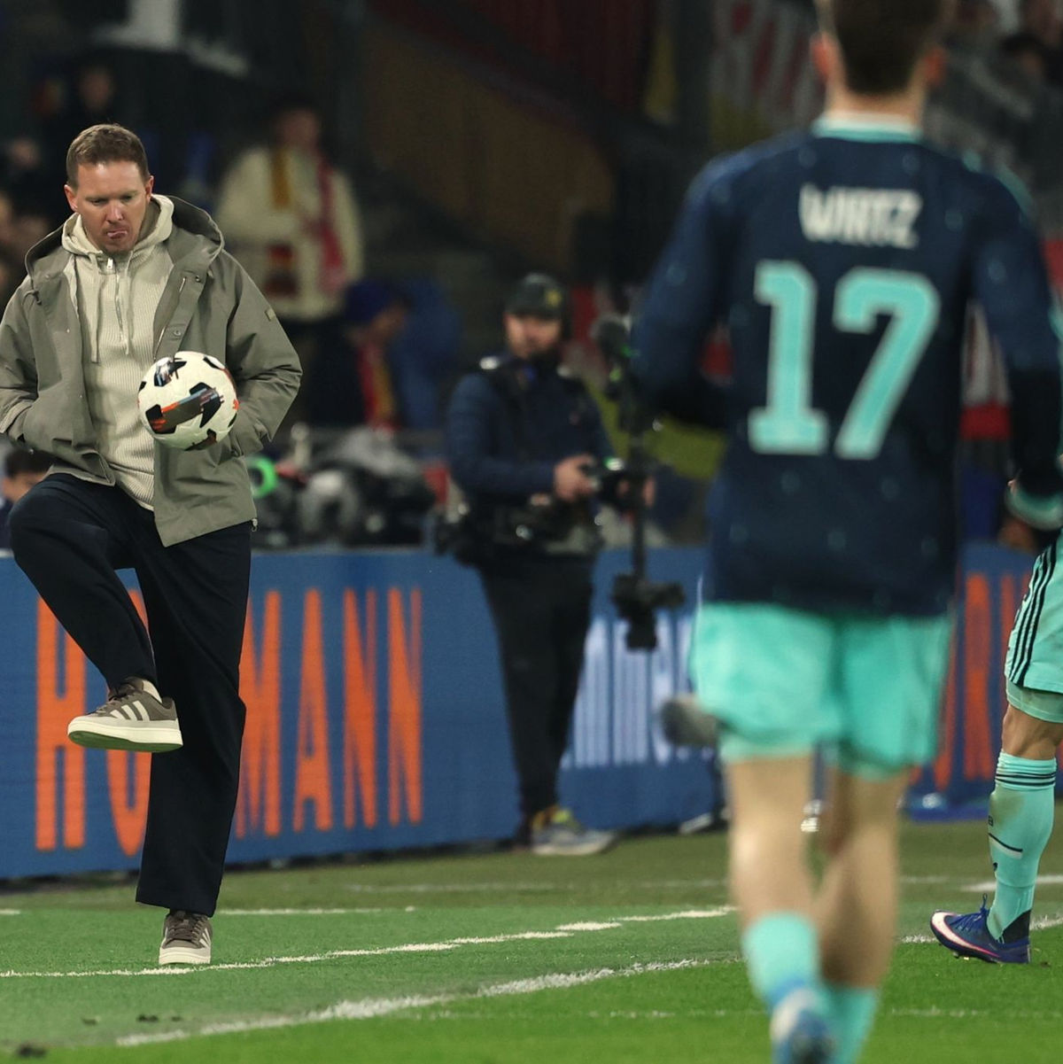 Bundestrainer Nagelsmann schießt einen Ball zurück aufs Spielfeld.  - Foto: Christian Charisius/dpa
