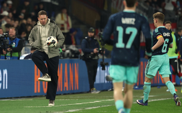 Bundestrainer Nagelsmann schießt einen Ball zurück aufs Spielfeld.  - Foto: Christian Charisius/dpa