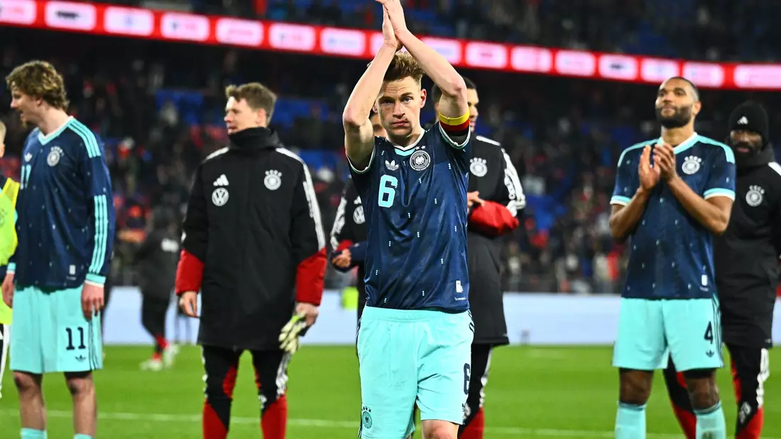 Kapitän Joshua Kimmich bedankt sich bei den Fans.  - Bild: Tom Weller/dpa