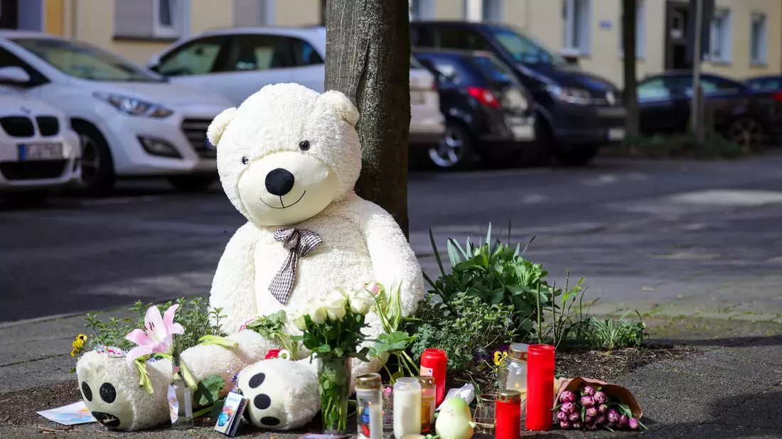 Trauernde gedachten am Sonntag in Witten der Opfer. - Bild: Christoph Reichwein/dpa