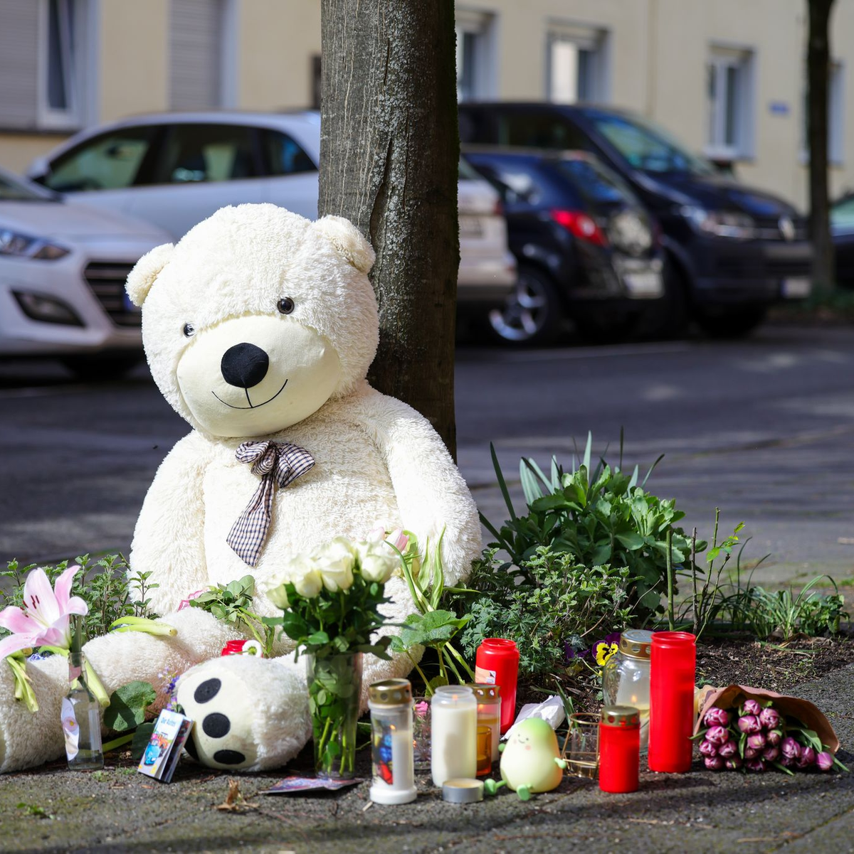 Trauernde gedachten am Sonntag in Witten der Opfer. - Foto: Christoph Reichwein/dpa