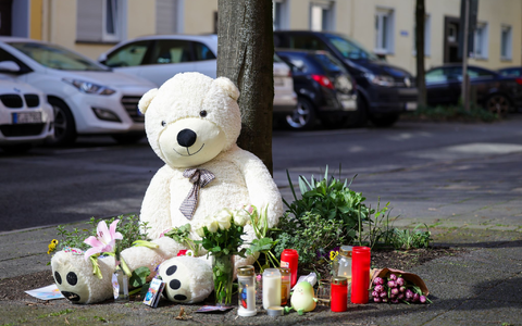 Trauernde gedachten am Sonntag in Witten der Opfer. - Foto: Christoph Reichwein/dpa