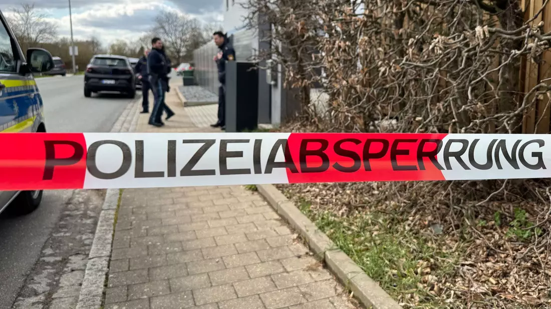 Die Leichen von einem Mann, einer Frau und einem Kind wurden in Pommelsbrunn bei Nürnberg gefunden.  - Bild: Lars Haubner/NEWS5/dpa