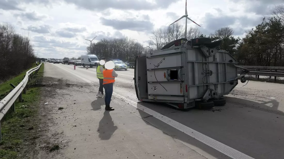 POL-DEL: Autobahnpolizei Ahlhorn: Pferdeanhänger reißt von Pkw ab und verunfallt auf Autobahn 1 im Bereich der Gemeinde Emstek +++ Kurzzeitige Vollsperrung der Richtungsfahrbahn Hamburg eingerichtet - Bild: presseportal.de