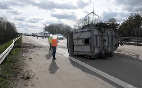 POL-DEL: Autobahnpolizei Ahlhorn: Pferdeanhänger reißt von Pkw ab und verunfallt auf Autobahn 1 im Bereich der Gemeinde Emstek +++ Kurzzeitige Vollsperrung der Richtungsfahrbahn Hamburg eingerichtet - Foto: presseportal.de