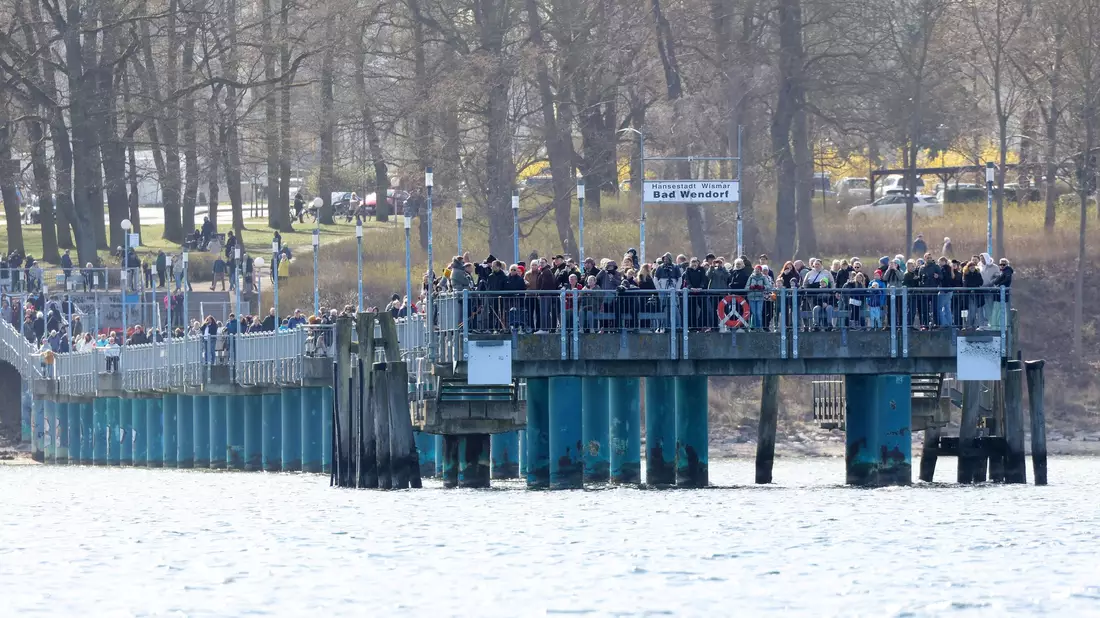 Schaulustige tummelten sich auf der Seebrücke. - Bild: Bodo Marks/dpa