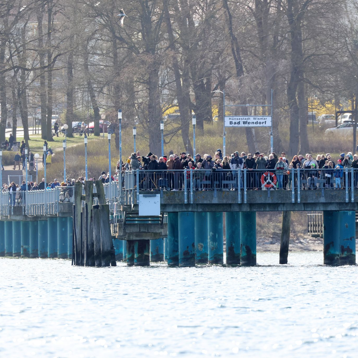 Schaulustige tummelten sich auf der Seebrücke. - Foto: Bodo Marks/dpa