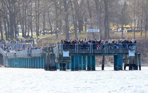 Schaulustige tummelten sich auf der Seebrücke. - Foto: Bodo Marks/dpa