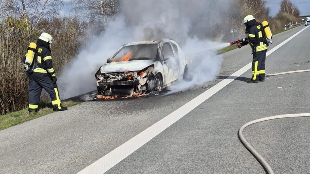 FW-ROW: Kleinwagen brennt in voller Ausdehnung - Foto: presseportal.de