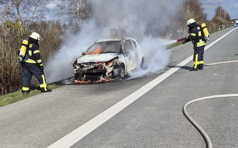 FW-ROW: Kleinwagen brennt in voller Ausdehnung - Foto: presseportal.de