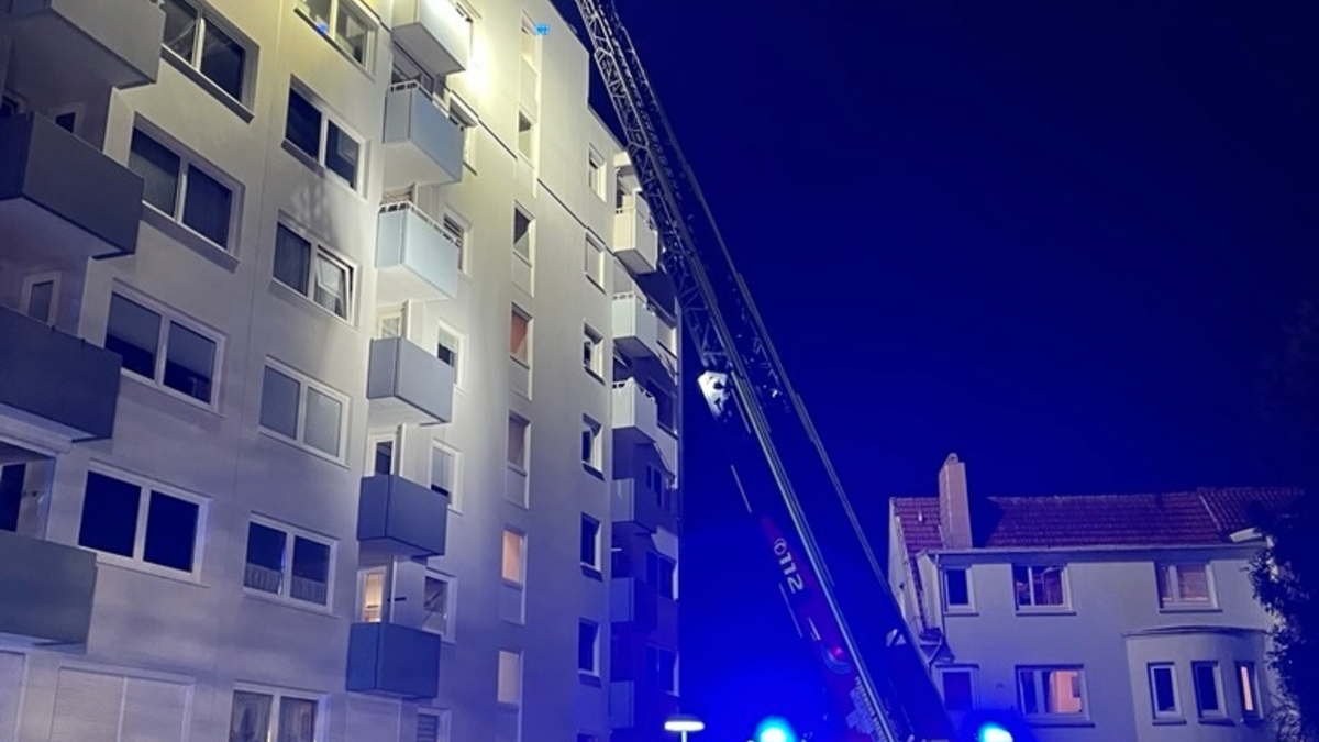 FW Bremerhaven: Feuerwehr rettet Person aus brennender Wohnung - Foto: presseportal.de