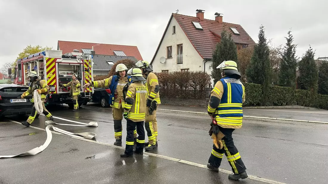 FW Weinheim: Realitätsnahe Einsatzübung in Lützelsachsen. Feuerwehr trainiert Brandeinsatz in Mehrparteienhaus - Bild: presseportal.de