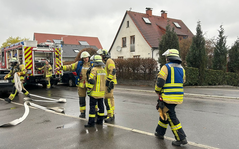 FW Weinheim: Realitätsnahe Einsatzübung in Lützelsachsen. Feuerwehr trainiert Brandeinsatz in Mehrparteienhaus - Foto: presseportal.de FW Weinheim: Realitätsnahe Einsatzübung in Lützelsachsen. Feuerwehr trainiert Brandeinsatz in Mehrparteienhaus - Foto: presseportal.de