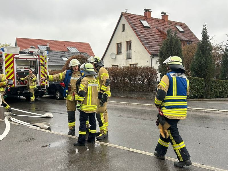 FW Weinheim: Realitätsnahe Einsatzübung in Lützelsachsen. Feuerwehr trainiert Brandeinsatz in Mehrparteienhaus - Foto: presseportal.de