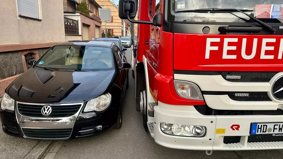 FW Weinheim: Böller vermutlich Auslöser für Gully Brand - Feuerwehr hat Durchfahrtsprobleme in der Wilhelmstraße - Bild: presseportal.de