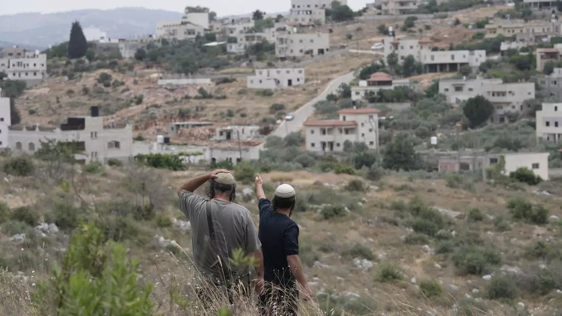 Immer wieder kommt es zu Gewalt israelischer Siedler gegen Palästinenser und ihren Besitz. (Archivbild)  - Bild: Maya Alleruzzo/AP/dpa